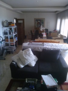 Das Chaos im Wohnzimmer, bevor die verkauften Moebel abgeholt wurden