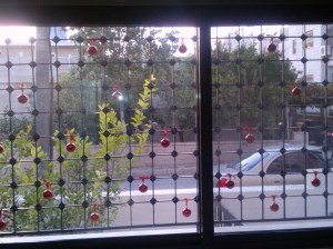 Blick vom Wohnzimmer auf die Strasse