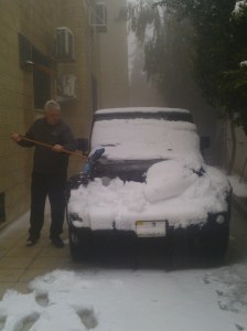Jogi befreit abermals mein Auto in der Hoffnung, spaeter ins Buero zu koennen