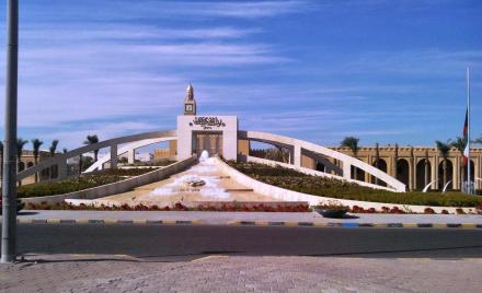 Direkt gegenueber der Moschee das Auswaertige Amt. Der Kreisverkehr im Vordergrund sehr im imposant