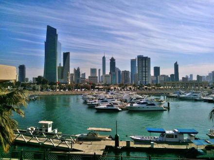 Blick vom Souq Sharq auf den Hafen