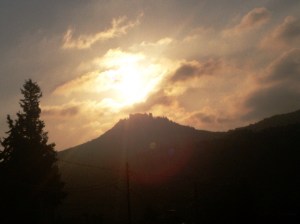 Die Burg hoch oben auf dem Berg. Foto von der Rueckfahrt
