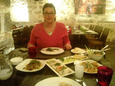 Eigenlich hab ich nur gewartet, bis das Essen fotografiert wird, wollte nicht mit dazu