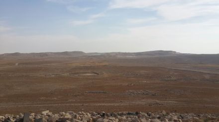 Blick ins Umland. Unten sind noch Fundamente zu erkennen