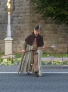 Schon von Beginn an in der Rolle: Der Turmwächter hat jenseits der Stadtmauer Fremde entdeckt!
