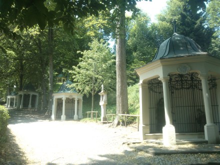 Der Weg hinauf mit den Kapellenhaeuschen