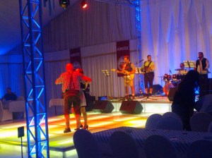 Die Saengerin wurde von einem Gast zum Tanz gebeten 