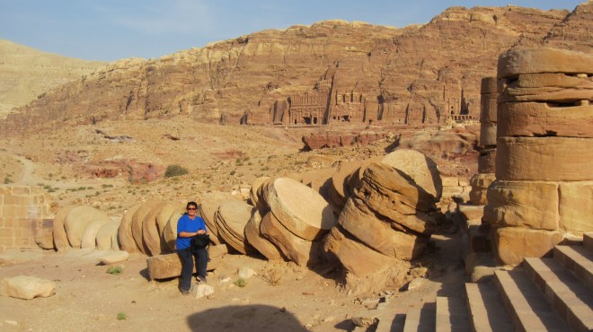 Beim grossen Tempel. Im Hintergrund die Koenigsgraeber
