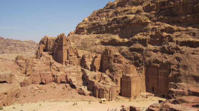 100 Steinstufen nach oben, um einen Teil der Fassadenstrasse ueberblicken zu koennen