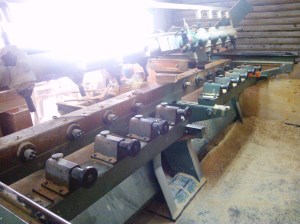 In diese Maschine warden zurechtgesaegte Holzkoetze einespannt...